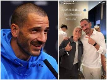Bonucci, scivolata dura su una calciatrice. Poi rassicura: "È ancora viva" - Video Bonucci, scivolata dura su una calciatrice. Poi rassicura: "È ancora viva" - Video