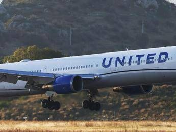 Islanda, perde quota sull'Atlantico: atterraggio d'emergenza per volo San Francisco-Roma Islanda, perde quota sull'Atlantico: atterraggio d'emergenza per volo San Francisco-Roma