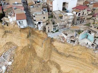 Niscemi, Schifani annuncia: "Da domani rimborso di 400 euro per ogni famiglia sfollata" Niscemi, Schifani annuncia: "Da domani rimborso di 400 euro per ogni famiglia sfollata"