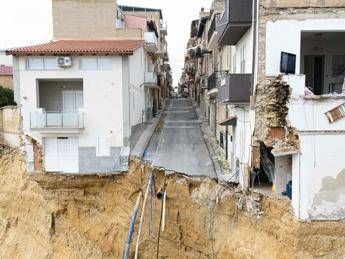 Frana a Niscemi, crolla anche la croce simbolo di speranza per il paese Frana a Niscemi, crolla anche la croce simbolo di speranza per il paese
