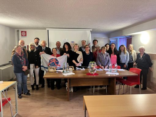 Il nuovo gruppo dirigent Cittadinanzattiva VdA. Al centro Maria Grazia Vacchina