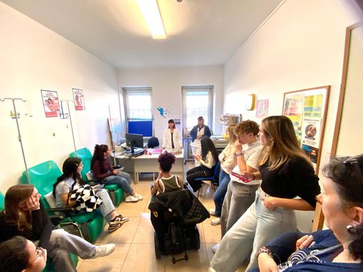 Le infermiere del SerD Simona Perrone e Lorena Tripodi spiegano alla classe il PAID (Programma ambulatoriale intensivo disintossicante per la dipendenza da alcol) Le infermiere del SerD Simona Perrone e Lorena Tripodi spiegano alla classe il PAID (Programma ambulatoriale intensivo disintossicante per la dipendenza da alcol)