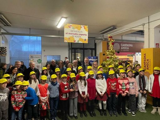 Nel cuore del mercato, un presepe che parla al presente