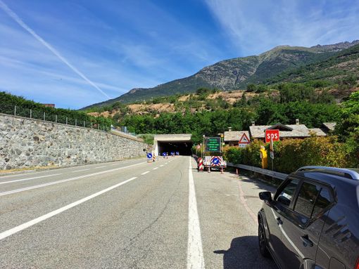 Da oggi chiuse le gallerie di Sorreley: per raggiungere la Valle del Gran San Bernardo e la Svizzera si passa da Aosta e via Roma Da oggi chiuse le gallerie di Sorreley: per raggiungere la Valle del Gran San Bernardo e la Svizzera si passa da Aosta e via Roma