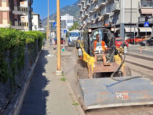 Aosta, continua il Piano Asfalti 2026: 1,6 milioni per ridisegnare la rete stradale cittadina Aosta, continua il Piano Asfalti 2026: 1,6 milioni per ridisegnare la rete stradale cittadina