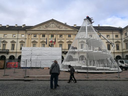 Il pacco alle spalle dell'albero di Natale in piazza Chanoux Il pacco alle spalle dell'albero di Natale in piazza Chanoux