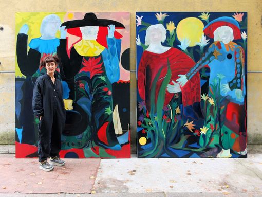 Alice Visentin con due sue opere (credit Artribune)