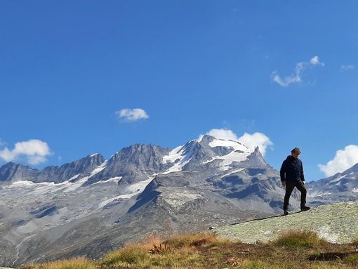 Nella foto di Alessandra Masino il conduttore Alberto Angela con lo sfondo del Gran Paradiso durante le riprese della puntata