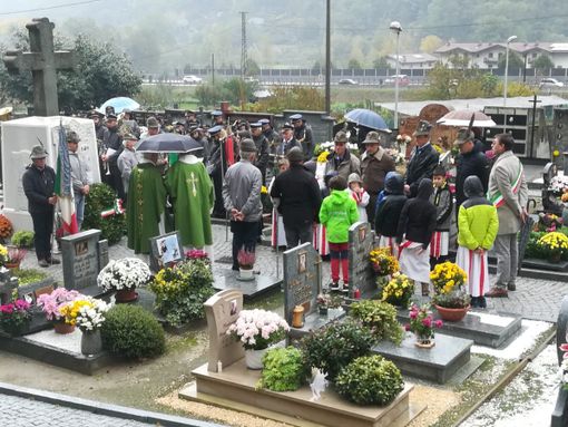 La Valle, esclusi alcuni politichini come Fosson e Rini, si inchinano ai Caduti e ringraziano i Reduci La Valle, esclusi alcuni politichini come Fosson e Rini, si inchinano ai Caduti e ringraziano i Reduci