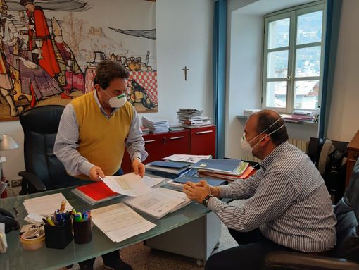 L'assessore regionale alla sanità al lavoro con la mascherina anticornavirus L'assessore regionale alla sanità al lavoro con la mascherina anticornavirus