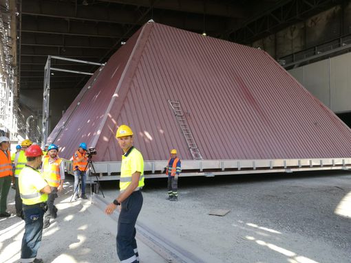 La nuova, gigantesca cappa aspirante dei fumi inquinanti La nuova, gigantesca cappa aspirante dei fumi inquinanti