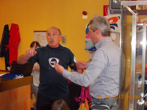 Scambio di accuse tra Sergio Zavattaro (a sinistra) e il direttore della piscina regionale Maurizio Fea