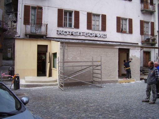 Operai al lavoro per 'ridisegnare' il centro di Verres