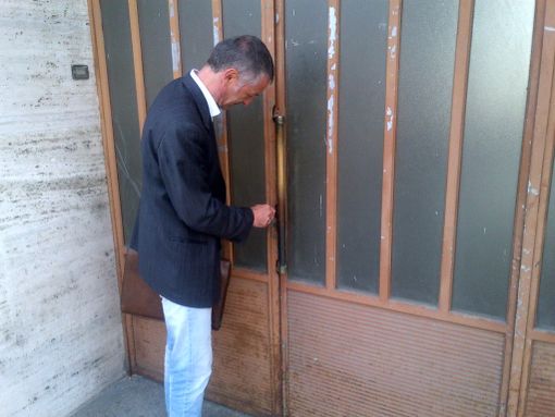 L'assessore Raimondo Donzel apre il portone dell'assessorato per l'inconro urgente sulla Feletti