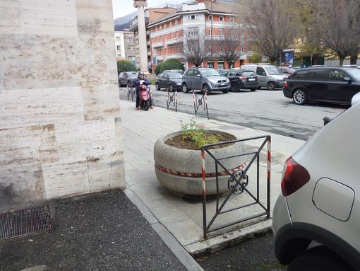 La fioriera che impedisce il passaggio pedonale sul marciapiede