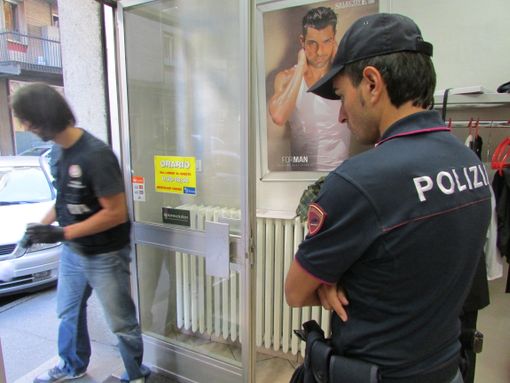 Rilievi della polizia in un negozio 'visitato' dallo scassinatore