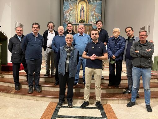 Al centro Padre Luigino che ha preceduto Padre Gregorio alla guida della Parrocchia, con i sacerdoti biellesi Al centro Padre Luigino che ha preceduto Padre Gregorio alla guida della Parrocchia, con i sacerdoti biellesi