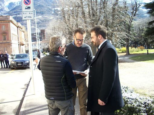 Marco Giallini e Michele Soavi durante la lavorazione della fiction ad Aosta