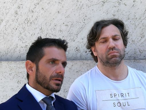 Simone Mattioli (a dx) insieme al suo legale all'ingresso del Palazzo di Giustizia di Aosta