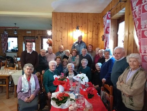 Al centro la festeggiata