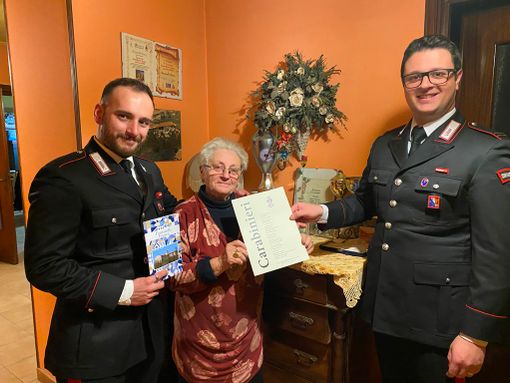 Consegna poesia "Carabinieri" di FONTANELLA Franca ai CC di Mottalciata Consegna poesia "Carabinieri" di FONTANELLA Franca ai CC di Mottalciata