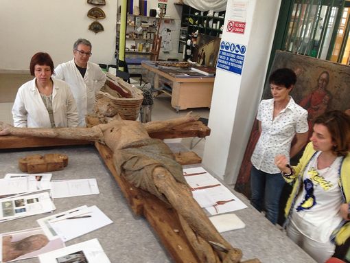 L'intervento di restauro sul crocifisso ligneo