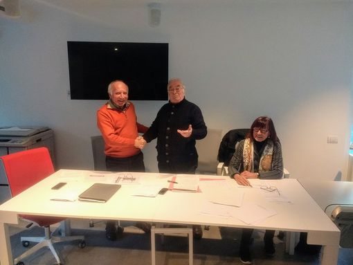 Il passaggio di consegne tra Rollandin (al centro) e Aldo Cottino. A dx la vice segretaria Piera Squinobal