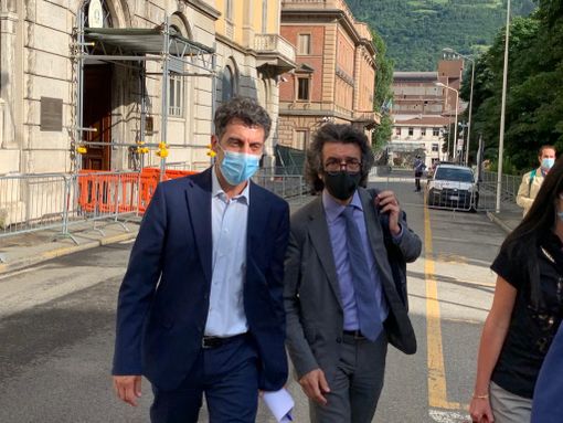 Marco Sorbara (a sn) con il fratello Sandro nei pressi del tribunale di Aosta Marco Sorbara (a sn) con il fratello Sandro nei pressi del tribunale di Aosta