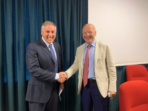 Passaggio di consegne tra Roberto Sapia, presidente di Cna VdA che succede a Nicola Rosset (dx) alla guida della Chambre. Rosset è passato alla guida di Finaosta