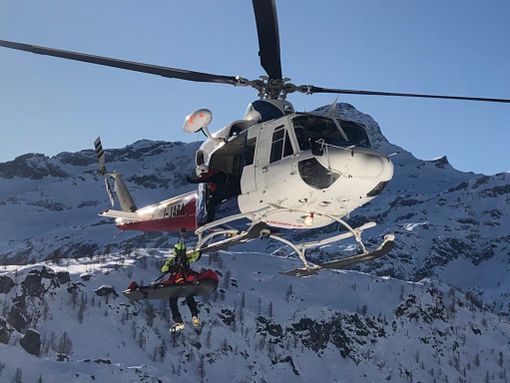 Grave freerider lombardo soccorso nei canali Wess di Courmayeur Grave freerider lombardo soccorso nei canali Wess di Courmayeur