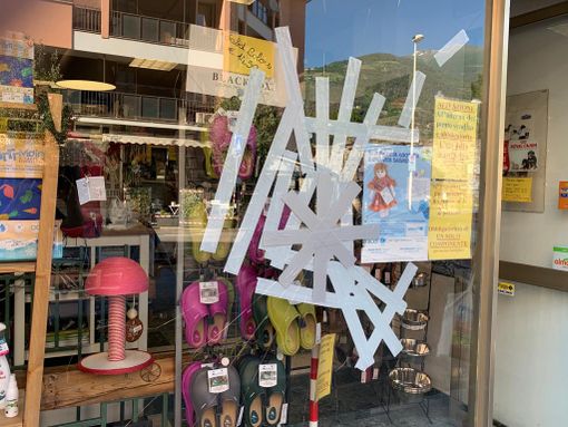 La vetrina del negozio di animali danneggiata dai vandali La vetrina del negozio di animali danneggiata dai vandali