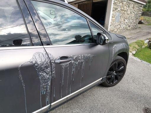 Aosta: Sverniciatore sulla carrozzeria e vetri rotti, vandali in azione ad Aosta