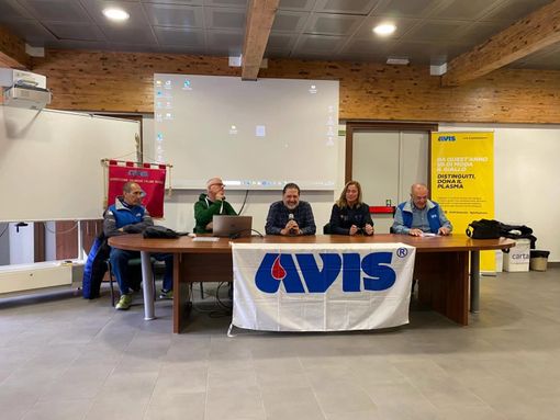 Nella foto al tavolo da sinistra Umberto Mattone (Avis), Francesco Pellicanò (Avis), Presidente Avis Aosta, Daniele Scano, Cristina Marchesini, Dirigente ITPR Aosta, e il Vicepresidente Avis AOsta, Aldo Meinardi, responsabile del progetto.