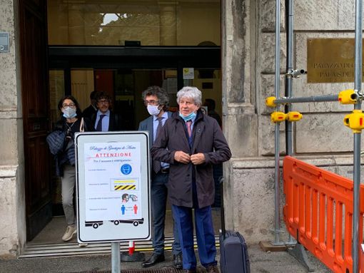 Alcuni legali escono dal tribunale al termine dell'udienza pomeridiana