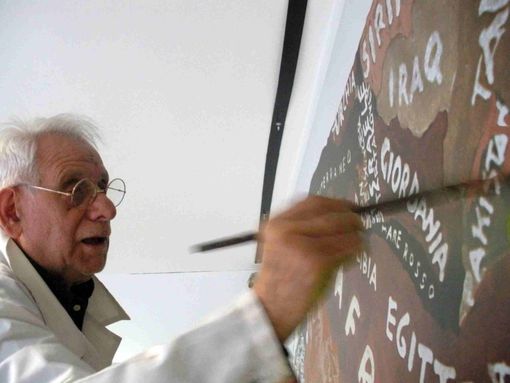 Franco Balan al lavoro nel suo studio