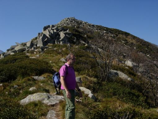 Sotto la vetta di massi accatastati del Cimone Sotto la vetta di massi accatastati del Cimone