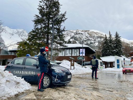 Carabinieri salvano un novarese Carabinieri salvano un novarese