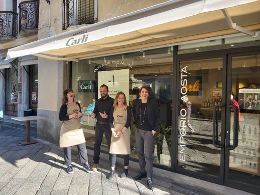 Da sn: Noela Poma, Alessandro Baldassarre, Emma Lowery, Claudia Carli titolare azienda Carli