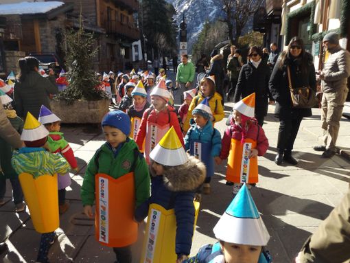 A Courmayeur per carnevale sfilano i Matitoni colorati della Scuola Proment (FOTO GALLERIA) A Courmayeur per carnevale sfilano i Matitoni colorati della Scuola Proment (FOTO GALLERIA)