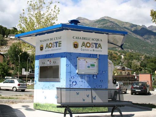 Casetta dell'acqua (foto Quendoz, l'azienda che gestisce le casette bdell'acqua in numerosi comuni valdostani) Casetta dell'acqua (foto Quendoz, l'azienda che gestisce le casette bdell'acqua in numerosi comuni valdostani)