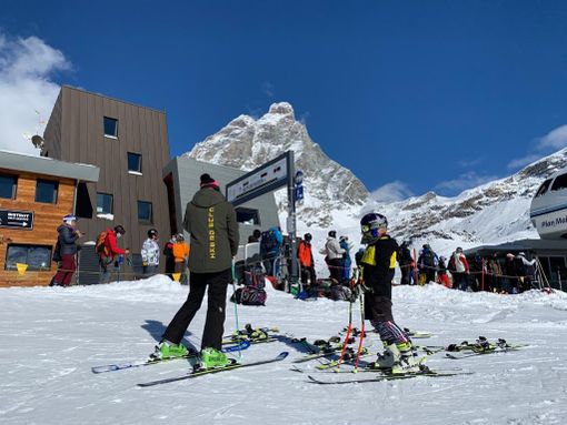 Sciatori oggi sulle piste del Breuil (immagine dalla pagina Fb Cervinia Valtournenche - Ski Paradise) Sciatori oggi sulle piste del Breuil (immagine dalla pagina Fb Cervinia Valtournenche - Ski Paradise)