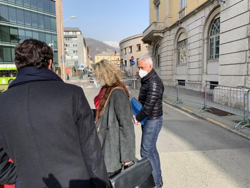 Fabio Chiavazza e l'avvocato Rossomando escono da Palazzo di giustizia nel marzo scorso Fabio Chiavazza e l'avvocato Rossomando escono da Palazzo di giustizia nel marzo scorso
