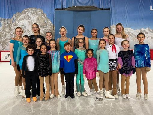 Le Civette e le Volpi Argentate dello Skating Club Courmayeur. Foto di gruppo al termine