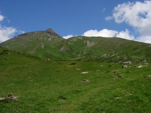 Le praterie del grande Est e il Corbernas col suo pinnacolo roccioso (foto di Mauro Carlesso) Le praterie del grande Est e il Corbernas col suo pinnacolo roccioso (foto di Mauro Carlesso)