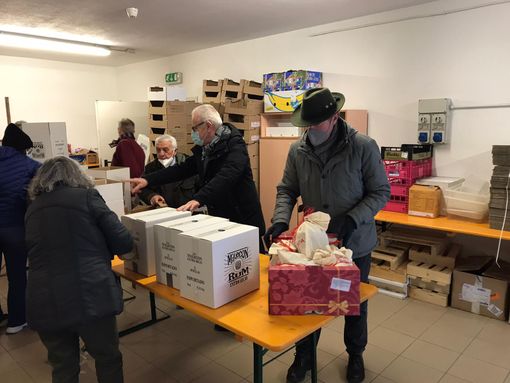 Soci del Lions Cervino (primo a dx Paolo Contoz) durante lo stoccaggio di generi alimentari destinati a famiglie in difficoltà Soci del Lions Cervino (primo a dx Paolo Contoz) durante lo stoccaggio di generi alimentari destinati a famiglie in difficoltà
