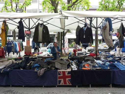 Un banco del mercato Crocetta più in Tour che annovera tra i propri clienti la diva Charlize Theron