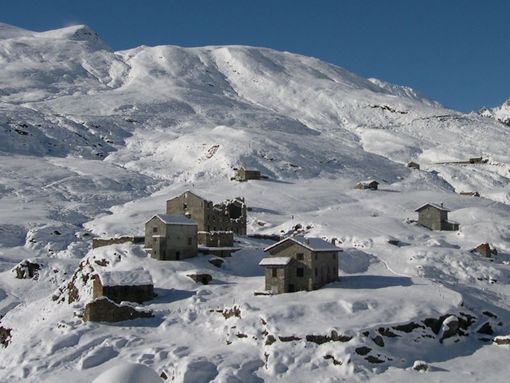 MONTAGNA VDA: Escursione con notevole sviluppo che segue quasi completamente una strada sterrata