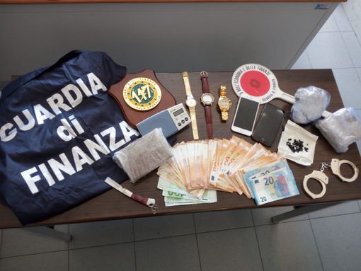 Droga, denaro e materiale sequestrati agli arrestati Droga, denaro e materiale sequestrati agli arrestati