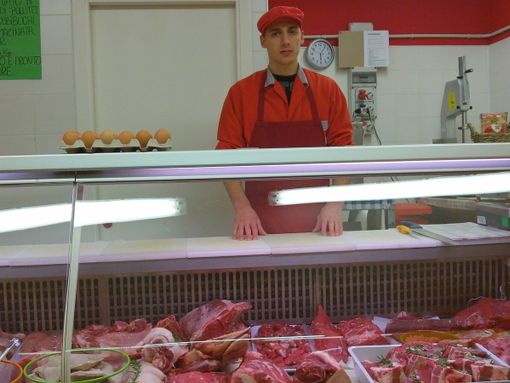 Mathieu Ducourtil dietro il banco della sua macelleria a Nus