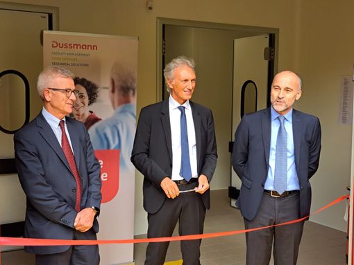 taglio del nastro: Renato Spotti, Presidente e Amministratore Delegato di Dussmann Service, Luca Discardi, Consigliere Delegato Supporto Operazioni di Dussmann Service, e Massimo Uberti, Direttore Generale - Azienda USL della Valle d'Aosta taglio del nastro: Renato Spotti, Presidente e Amministratore Delegato di Dussmann Service, Luca Discardi, Consigliere Delegato Supporto Operazioni di Dussmann Service, e Massimo Uberti, Direttore Generale - Azienda USL della Valle d'Aosta